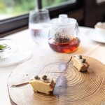 古我邸 - 奥はセーブルブレンドの紅茶。他にもハーブティーやコーヒーなど選べます。ポットの紅茶がなくなったら、スッとお湯を足してくださいました。お料理もスタイリッシュだけれど、接客もスマートで素晴らしかった。