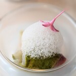 古我邸 - カンパチ　モホベルデ。上は柚子？かすだちのような柑橘のエスプーマ。カンパチにはハーブのソース。さっぱり爽やかな一品。酸味と香りが美味しい。