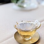 古我邸 - 美しい黄金色。まろやかで雑味のない美味しいお茶でした。