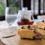 古我邸 - 国産豚のリエット。食べるのがもったいない可愛いブタさんのクッキー！リエットはコクがあって、優しい酸味のケイパーが味を引き締めていてとっても美味しかったです。