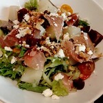 269326229 - パルマ産生ハム、洋梨、ビーツ、フェタチーズのサラダ⭐️ジューシーな洋梨の甘さとチーズや生ハムの塩気と旨み⭐️とっても美味しいサラダ❤️