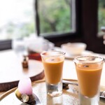 古我邸 - ガスパチョ。トップにビネガーが。舌触りはとってもシルキーでまろやかなお味。手前はイワシのマリネ。赤紫蘇のエスプーマ。そしてチーズのコクとパイナップルの酸味で爽やかながらもリッチな味わい。