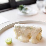 古我邸 - 最後はシャインマスカットのショートケーキ。上のクリームは牛乳のエスプーマ。甘さはなく、お食事をいただいているかのよう。レモンの皮が散りばめられています。ジェノワーズはほんのりな甘み。