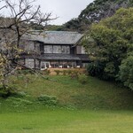 古我邸 - エントランスから玄関まで続く道の途中。これから始まるアフタヌーンティーの時間にワクワク(⁠人⁠ ⁠•͈⁠ᴗ⁠•͈⁠)