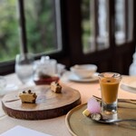 古我邸 - 二人席で。窓から緑を眺めていただくアフタヌーンティー。鎌倉駅から徒歩5分とは思えない、広大な敷地の中にある邸宅レストランです。