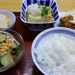 厚木恩名食堂 - グリーンサラダ、高野豆腐、揚げだし豆腐、鶏のから揚げ。