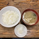 いづみ亭 - 定食のごはんと味噌汁と漬物