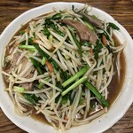 いづみ亭 - レバニラ(他の料理より一回り大きいお皿で提供されます)