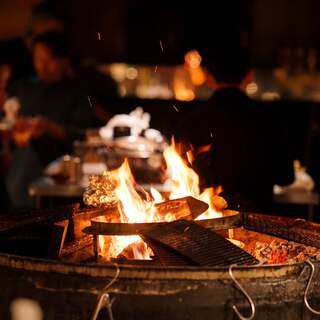 精肉店直営の美味い肉を焚き火を見ながらお楽しみください。