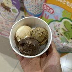 サーティワン - 料理写真:嫁さんの手に乗った、アイスカップo(^_^)o