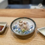 貴ぶ - カワハギ刺身に肝を乗せて