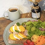 Lupi Coffee - 柿とモッツァレラ、ツナのオープンサンド（税込1,750円）