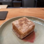 貴ぶ - イチジクを葛で固めて上新粉をつけて焼いたデザート。