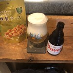 麹町いづみや しろ - 瓶ビール：デュベル 330mL ・なとり 一度は食べていただきたい燻製チーズ