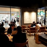 スターバックスコーヒー - 西口改札が店内から見える