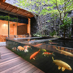 Food Salon 錦鯉 - 錦鯉が優雅に泳ぐ中庭がすぐそばに