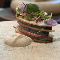 jinen. - ・フレッシュハーブ
                    ・スライスした林檎としめ鯖をミルフィーユのように重ねて
                    
                    ・リコッタチーズのソース（南仏のオリーブオイル）