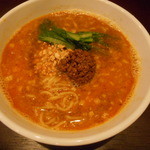 ①担々麺。麺は中太で、もっちりとした食感。スープは胡麻と味噌の風味、唐辛子の辛さも効いて、かすかに酸味も。
          具はそぼろ肉とチンゲン菜と粗挽きのカシューナッツ。ナッツが食感や風味を引き立てています。