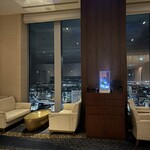 ラウンジ＆バー ホライゾン - 店内。駅前の夜景が一望できる