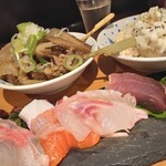 大衆日本酒バル ふとっぱらや 船橋店 - 「もつ煮込み¥390-」
                                「男のポテサラ¥290-」
                                「鮮魚盛合せ¥690-」「〆張鶴¥490-」