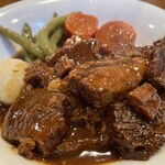 アングル - ビーフシチュー　付け合わせ野菜が甘くてシナモンの香り