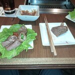 焼肉うしごろ - サンチュの上にサムジャンと一緒にのせた鹿児島県産の大判サーロインと、網の鉄板で焼いただけの鹿児島県産の大判サーロインです。