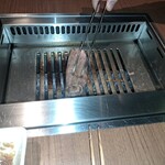 焼肉うしごろ - 鹿児島県産の大判サーロインを、網の鉄板で焼く様子のその4です。