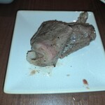 焼肉うしごろ - 網の鉄板で焼いた、鹿児島県産の大判サーロインその2です。