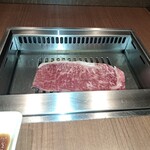 焼肉うしごろ - 鹿児島県産の大判サーロインを、網の鉄板で焼く様子のその2です。