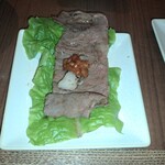 焼肉うしごろ - サンチュの上にサムジャンと一緒にのせた、鹿児島県産の大判サーロインその2です。