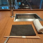 焼肉うしごろ - カウンター席のテーブルです。