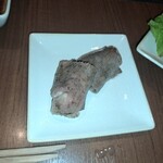 焼肉うしごろ - 網の鉄板で焼いた、鹿児島県産の大判サーロインその1です。
