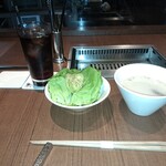 焼肉うしごろ - コーラ、濃厚コラーゲンのコムタンスープ、うしごろサラダです。
