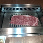 焼肉うしごろ - 鹿児島県産の大判サーロインを、網の鉄板で焼く様子のその3です。