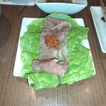 焼肉うしごろ - サンチュの上にサムジャンと一緒にのせた、鹿児島県産の大判サーロインその1です。