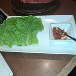 焼肉うしごろ - サンチュ3枚と、サムジャンです。