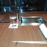 焼肉うしごろ 表参道店 - お冷とおしぼりです。