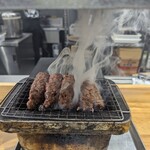 山梨家系元祖炭焼き サムライハンバーグ - 4等分の肉塊　中はレア