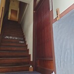 日本橋水天宮 七灯舎 - 右手が七灯舎さん入口。二階はかつ丼専門店の “さくり” さん。両店とも日本橋のとんかつ店 “かつ好” さんが開いたお店だ。