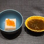 日本橋水天宮 七灯舎 - 長いもといくらを使った小鉢ともずく酢。