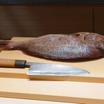 日本橋水天宮 七灯舎 - 鯛と包丁。鯛の捌きを最初から見られるのは、鯛茶漬けを注文した最初の客の特典だろう。