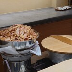 日本橋水天宮 七灯舎 - 右側の鍋では利尻昆布と羅臼昆布で取った出汁が温められている。この後、この大量の鰹節全量が鍋へと入れられることになる。