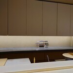 日本橋水天宮 七灯舎 - カウンターと板場はほぼ同じ高さで、間の僅かな段差と距離が仕切りの役割となっている。調理から料理への連続性が感じられる。