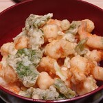 日本橋水天宮 七灯舎 - 天ばらの具材は海老と三つ葉。海老は一尾を大ぶりに切ったもので、たっぷりと入っている。具材の一つひとつが衣に包まれていて美味しさアップ。