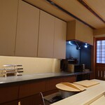 日本橋水天宮 七灯舎 - 店内は装飾が一切無く、只々料理を愉しむ空間が作られている。