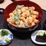 日本橋水天宮 七灯舎 - 海老天ばらひつまぶし。まず右手の焦がし醤油を回しかけて頂く。