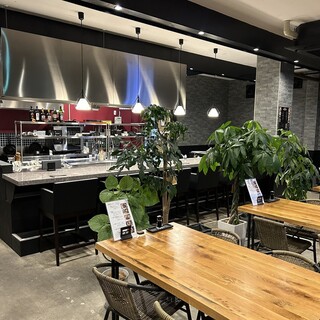 カウンター、テーブル、個室いろいろなシーンで対応可能