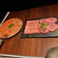 天空焼肉 星遊山 - ユッケと食べ比べの牛タン。牛タンの味は全部わかりやすく違いました。