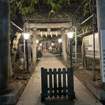 にぎりの一歩 - 店の前の神社⛩️