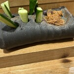 にぎりの一歩 - おもろい皿に入ったきゅうりのお通し！